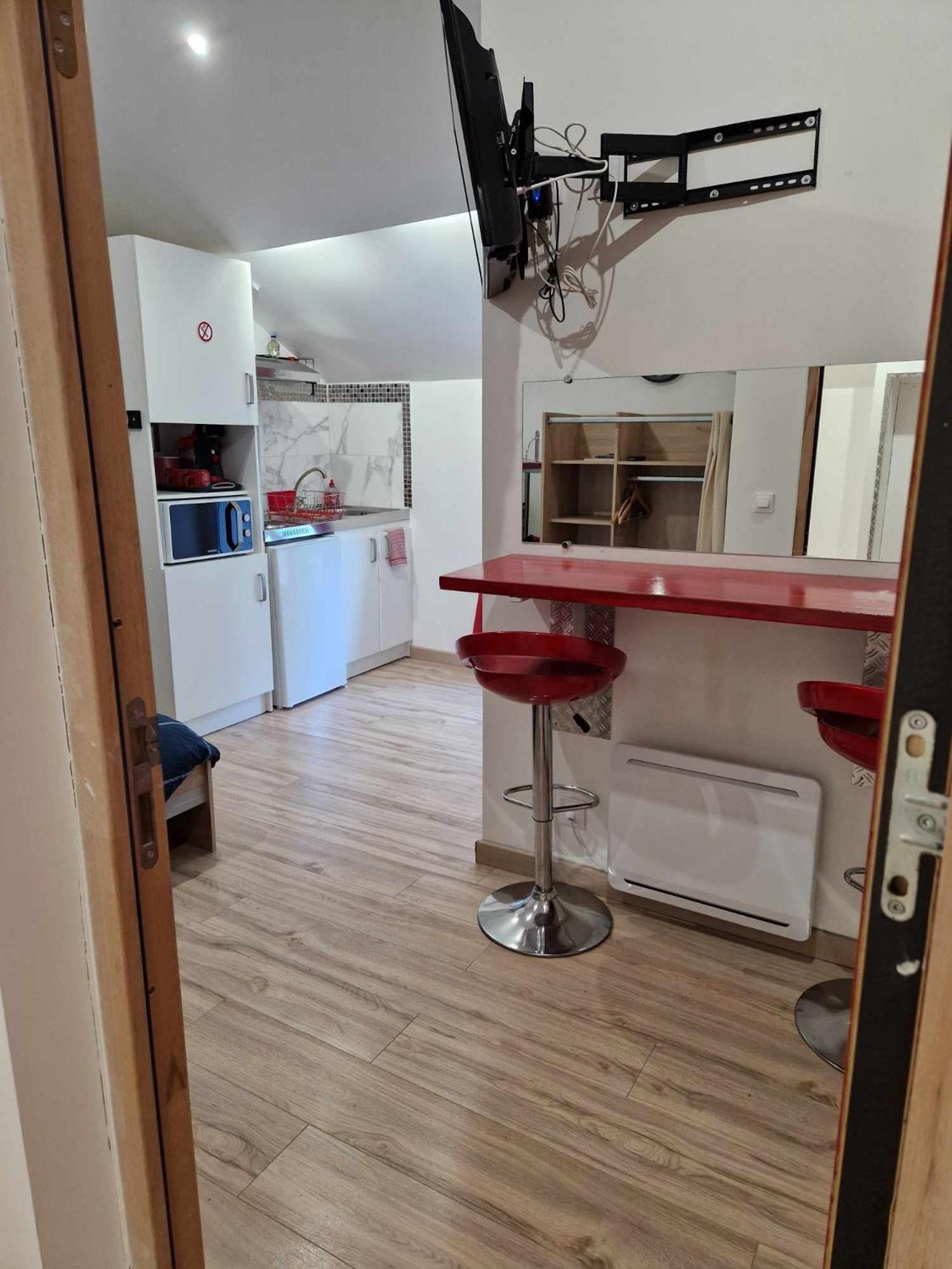 09 - Joli Studio Avec 2 Lits, Logement Tout Equipe Pour 1, 2 Ou 3 Personnes Maximum, Vue Sur Parc Arbore, Parking Privatif Gratuit, Grand Fourgon Possible, Tout Le Linge De Maison Est Fourni Razac-sur-lʼIsle Exterior foto